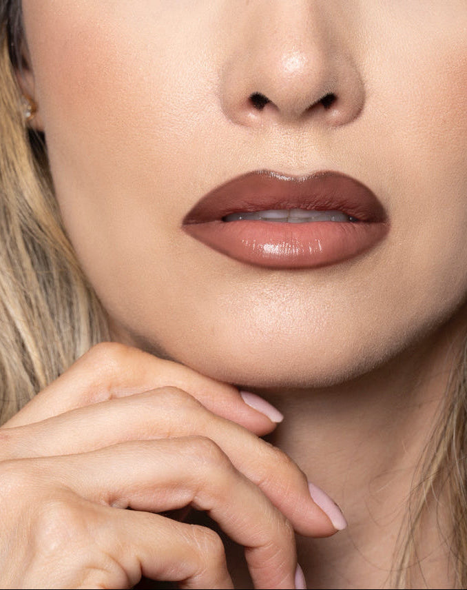 DIVA BROWN: Delineador de ojos y labios